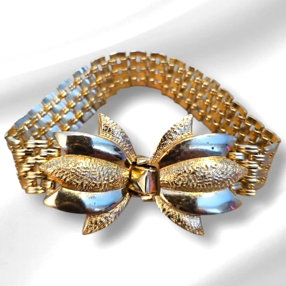 Rare Find,1960,Vintage & Charming Gold Tone Bracelet Basket Wave